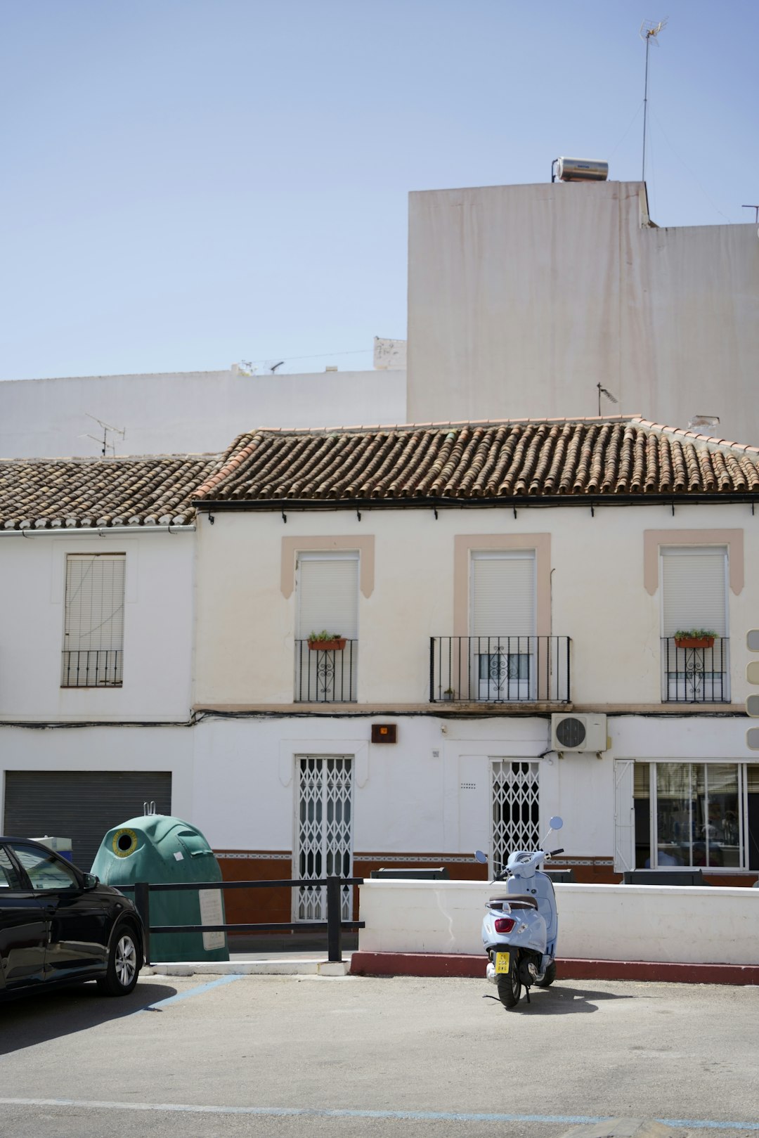 a-motorcycle-parked-in-front-of-a-building-j7n4mbppy2u